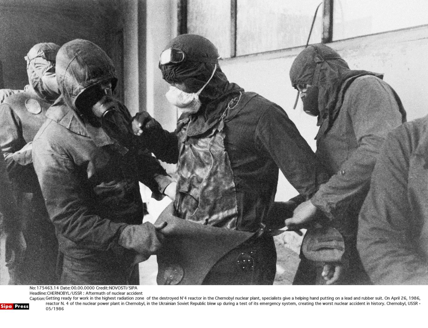 Tšernobõli suurimas radiatsoonipiirkonnas töötajad riietumas.