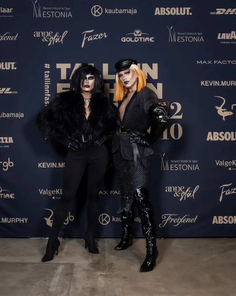 Drag queen’id Nordika ja Vilita nägid moesündmusel igati kuningannade väärilised välja. Iga osa nende outfittidest on omaette vaatamisväärsus! Kuigi on teada, et mõlemad armastavad taaskasutust, kannab Nordika seekord Karl Christoph Rebase loomingut.