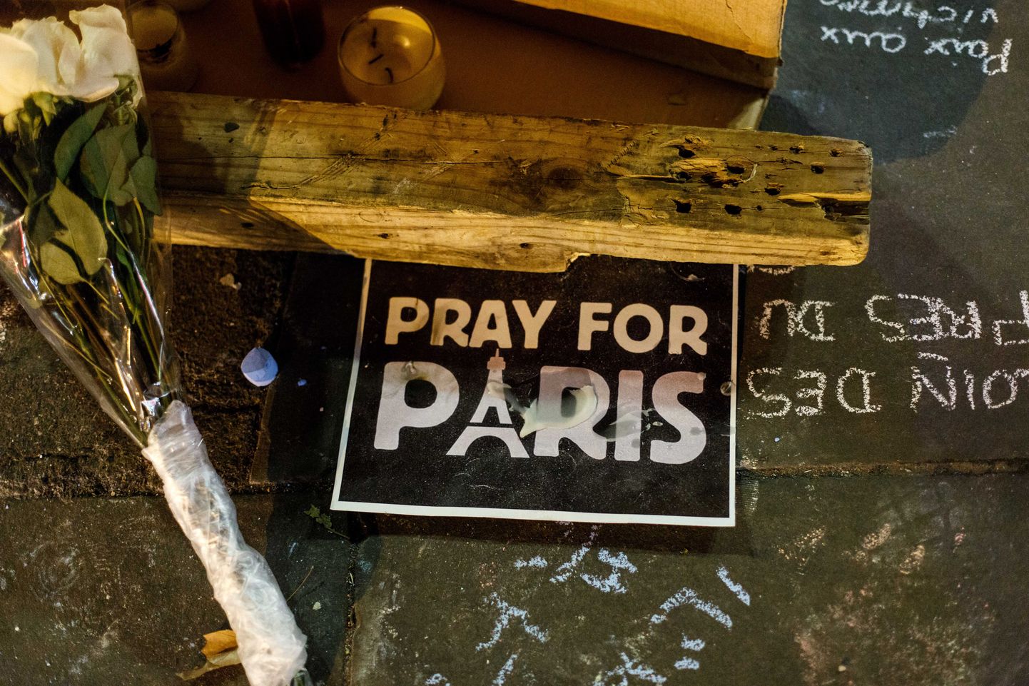 Pariisi terrorirünnakute mälestustahvel.