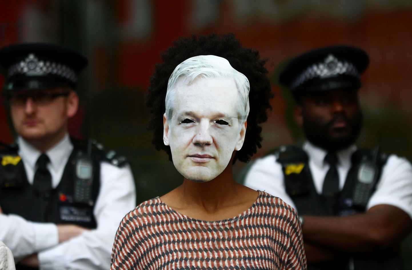 Julian Assange`i maskiga meeleavaldaja Westminsteri magistraatkohtu ees.