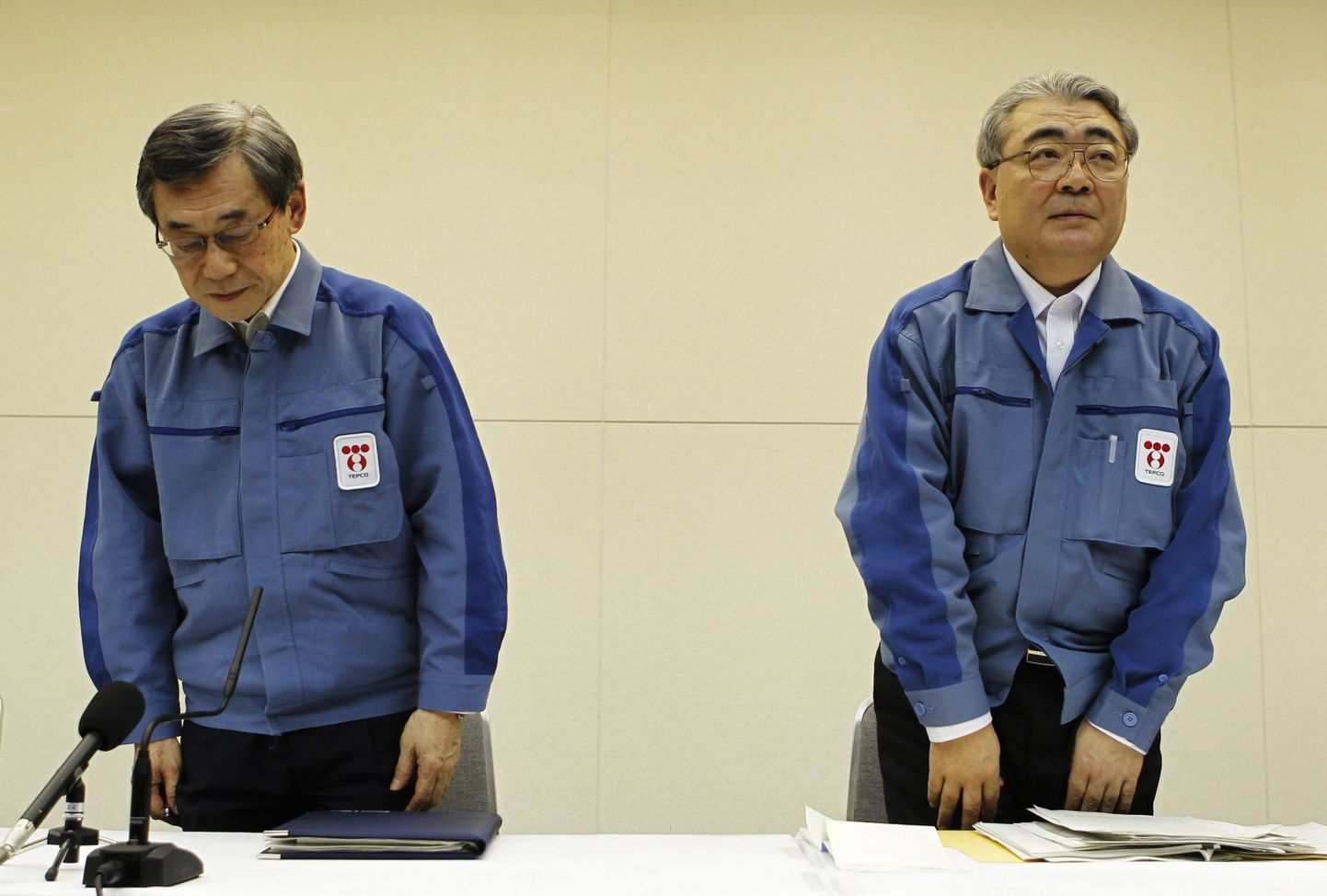 Tokyo Electric Power Company praegune juht Masataka Shimizu (vasakul) ja uus juht Toshio Nishizawa.