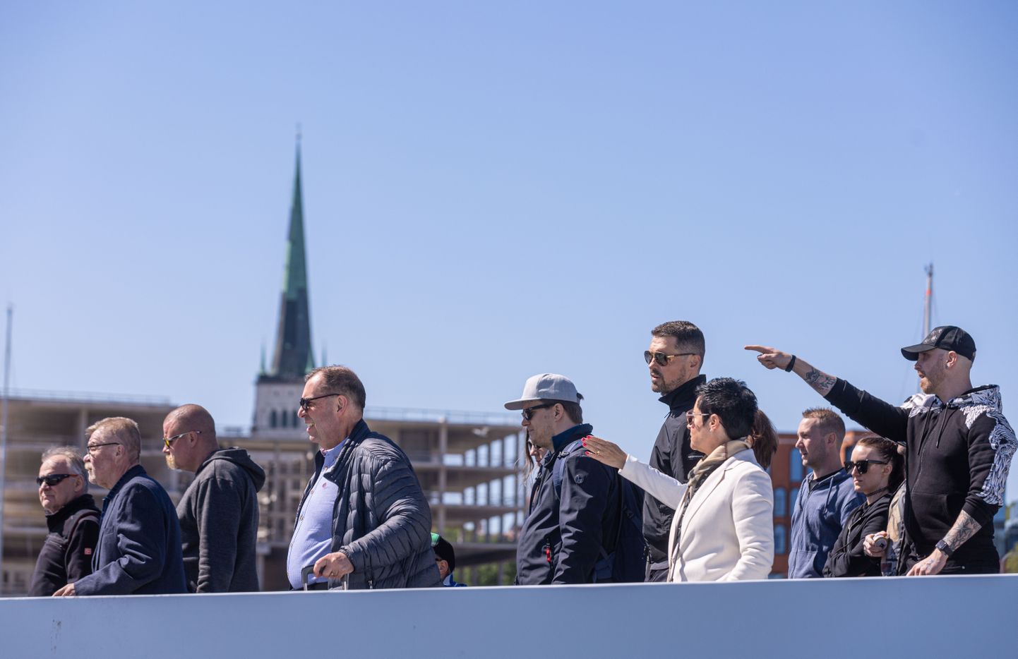 Туристы, прибывшие в Таллинн на пароме, в гавани у Адмиральского пешеходного моста.