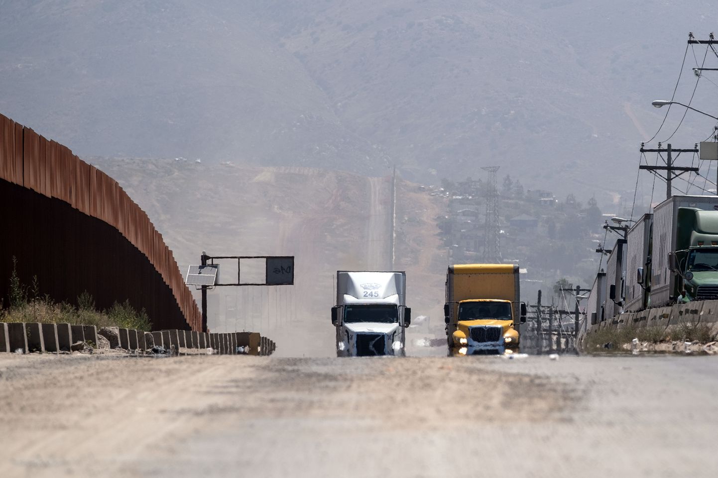 USA ja Mehhiko piiritara juures Tijuanas.