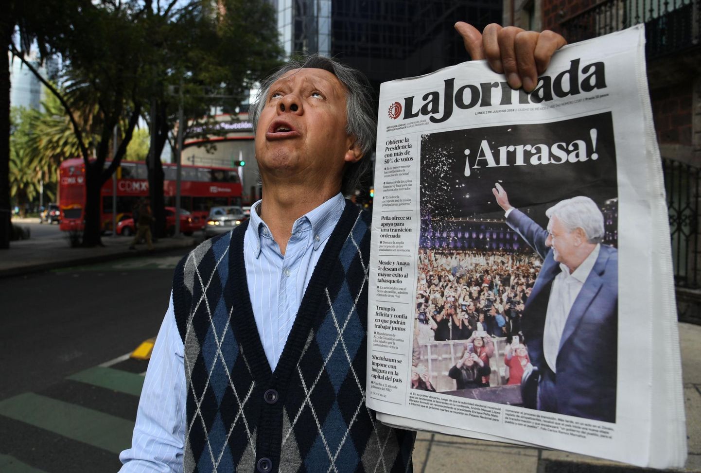 Pealinna México tänaval seisev mees hoiab käes tulevase presidendi Andrés Manuel López Obradori pildiga ajalehte. Vasakpopulisti edu hääletuskastide juures polnud mitte ainult tema võit, vaid vähemalt sama palju suurte parteide enda sepistatud kaotus.