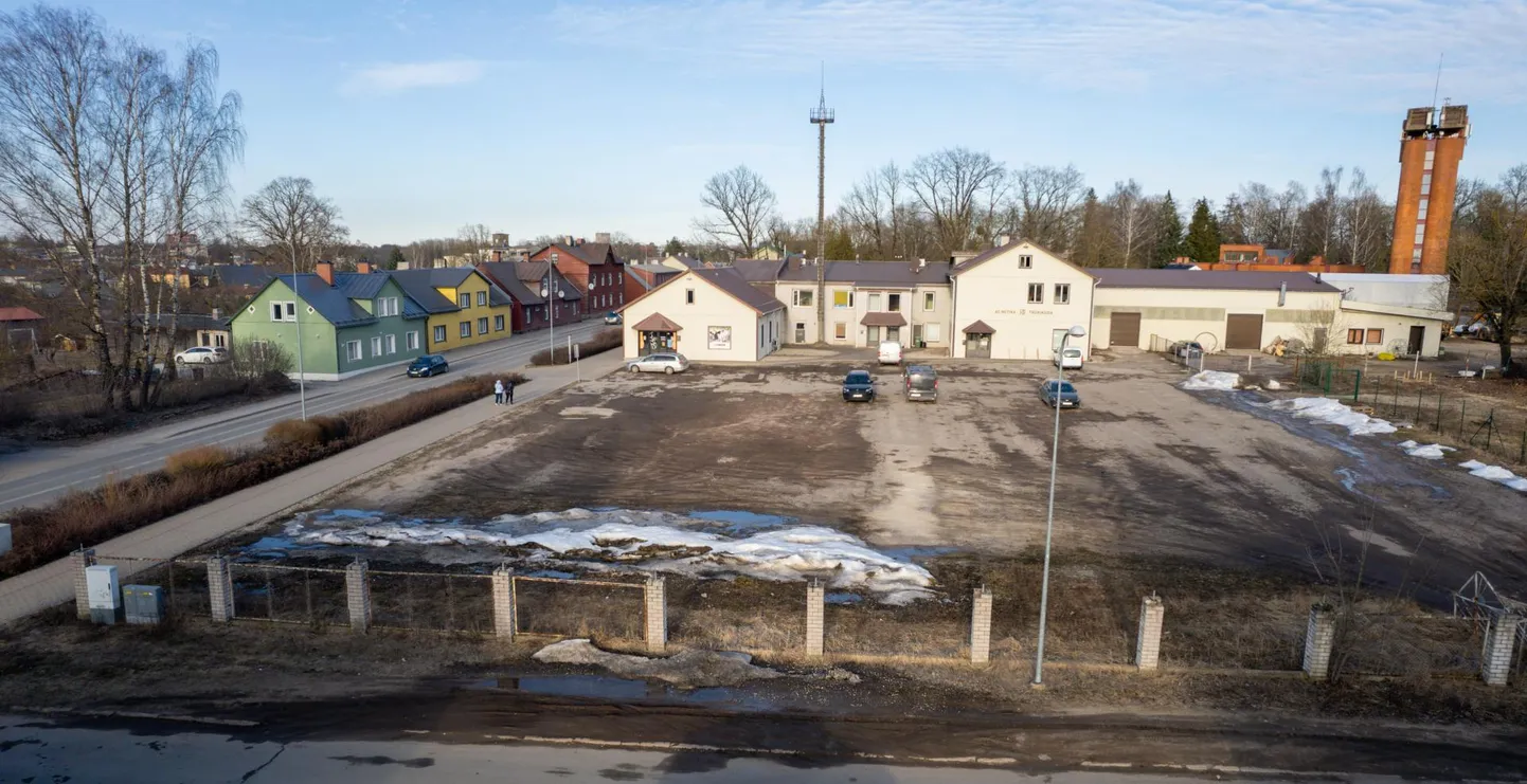 Decora ehituspoekett ostis möödunud aastal Vaksali tänav 17 ja 17a kinnistu, et sinna kauplus rajada, kuid tegevuskava pole seniajani õnnestunud linnaga selgeks rääkida.