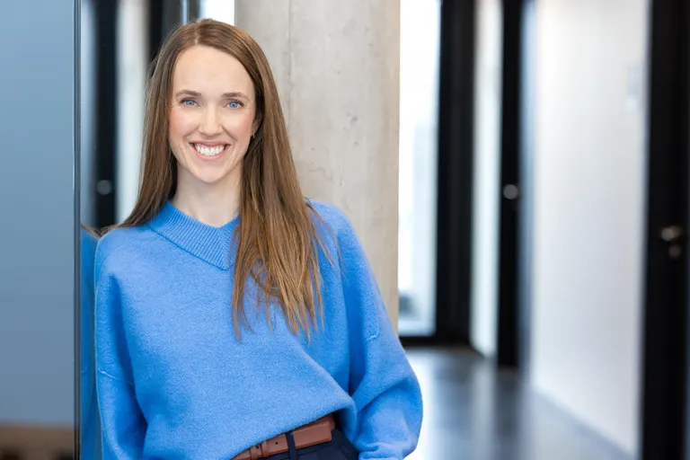 Islandi keeletehnoloogia keskuse juht Lilja Dögg Jónsdóttir ütles intervjuus Postimehele, et parem teha tehnoloogiahiidudega koostööd, kui jääda keelemudeli arendamisel täiesti kõrvale.
