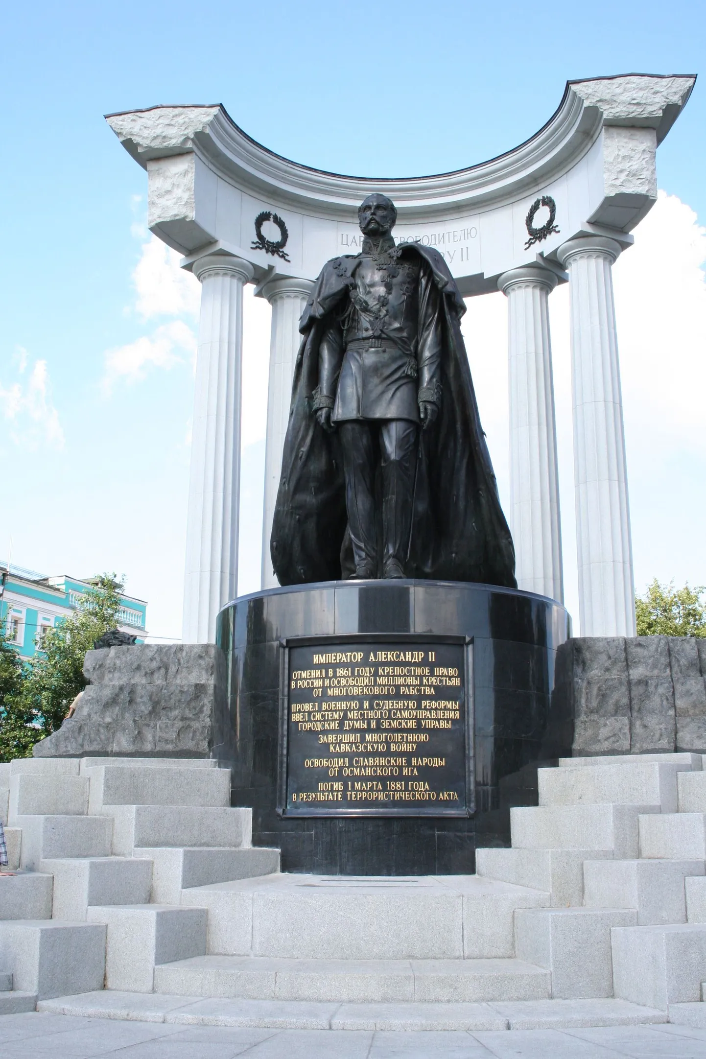 Keiser Aleksander II uus monument Moskvas Lunastaja Kristuse katedraali ees.