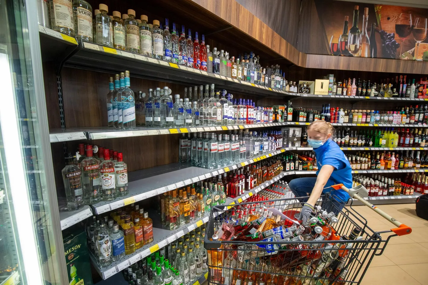 Kvartali Maksimarketi klienditeenindaja Esta Laurits eemaldas eile riiulitelt Venemaalt ja Valgevenest pärit viina. Mis sellest saab, pole veel teada.