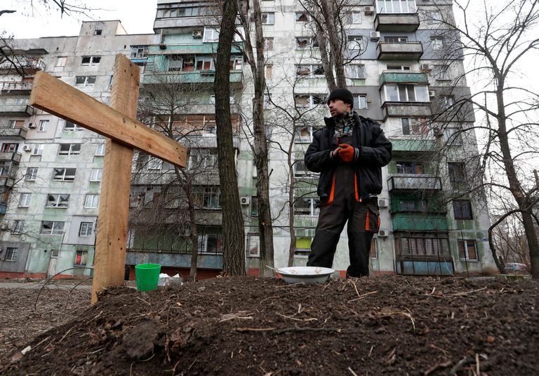42-aastane Mariupoli elanik Pavel seisab oma sõbra Igori haua juures linna tänaval. Igor hukkus mürsutabamuses, kui kaks meest sõitsid koos autos.