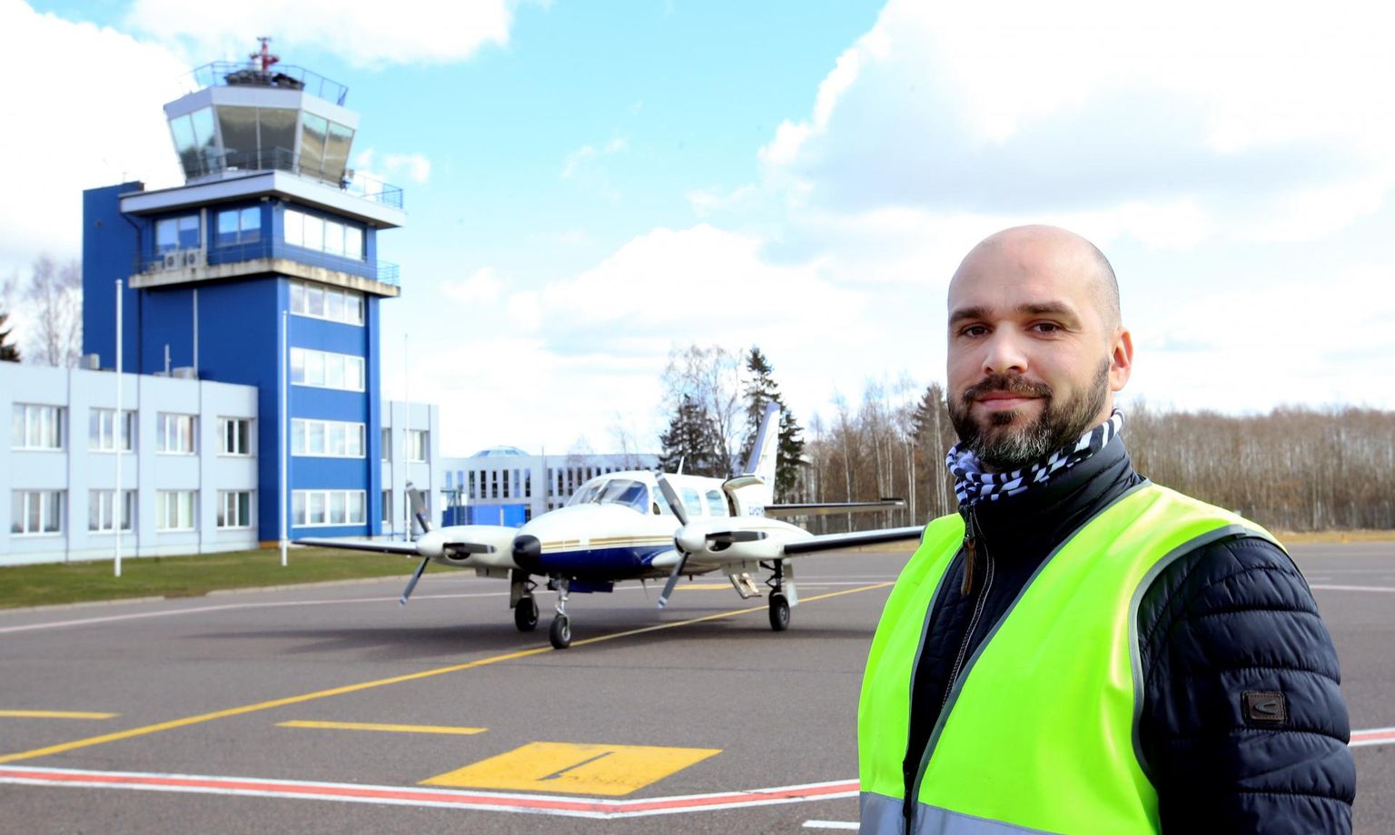 Tartu lennujaama käitusjuht Roman Kulikov ütles, et praegu annavad Tartu lennujaamale tööd peamiselt õppelennud, mida on päevas 10–12. Eile lõunal jäi lennujaama perroonil lennujuhtimistorni kõrval pildile ka Pakker Avio lennuk, millega tehakse õppelende.