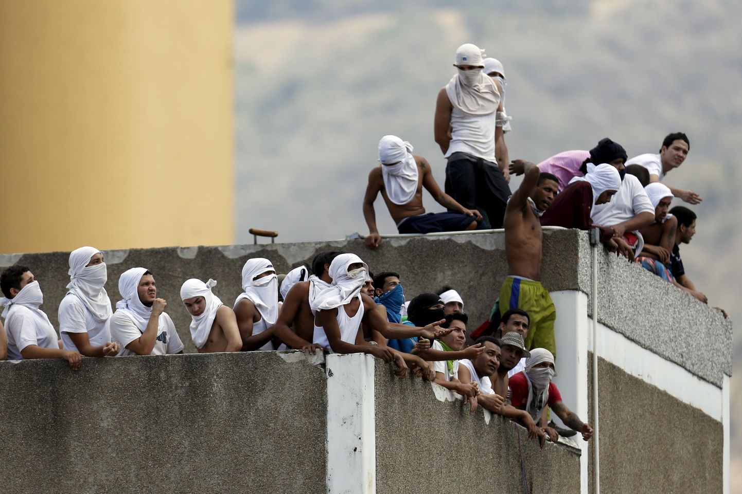 Заключенные на крыше тюрьмы в Каракасе, апрель, 2015. Фото иллюстративное.