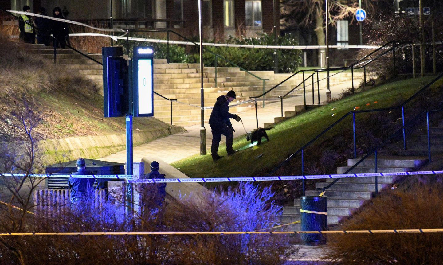 Rootsi politsei Malmö bussipeatuses jaanuaris maha lastud 16-aastase poisi mõrvapaika uurimas.