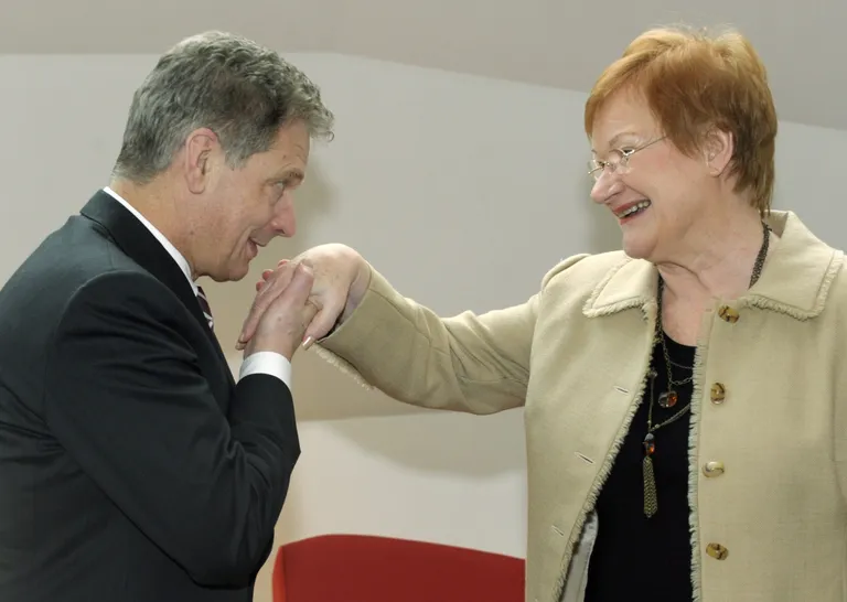 Toonane Soome presidendikandidaat Sauli Niinistö suudlemas Tarja Haloneni kätt 2012. aastal.