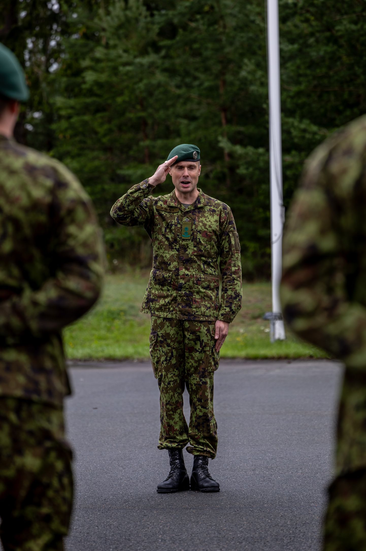 Esmaspäeval andis pidulikul rivistusel diviisi staabi- ja sidepataljoni senine ülem kolonelleitnant Taavi Otsalainen üksuse juhtimise üle kolonelleitnant Veiko Raaperile (pildil).