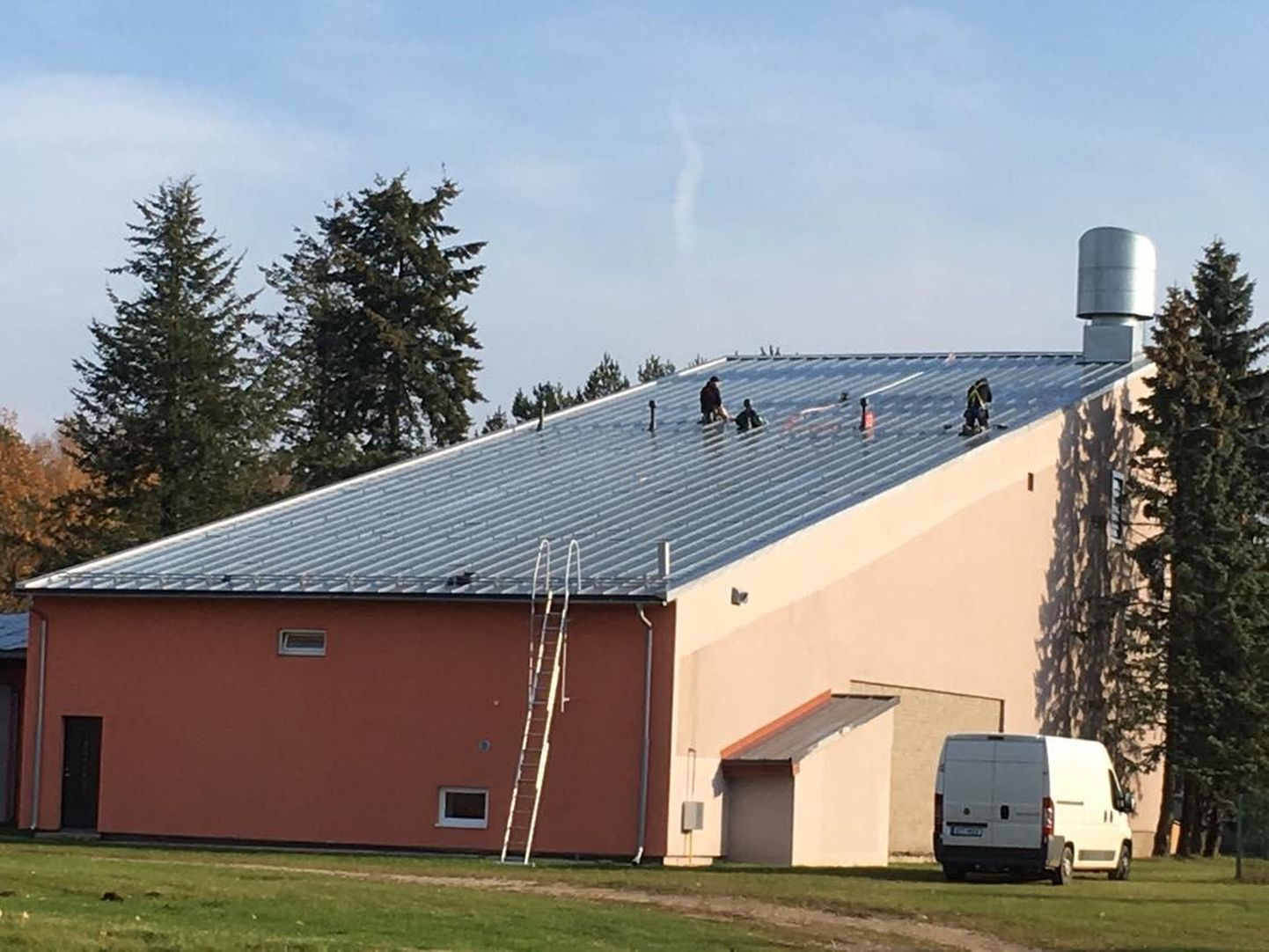 Kilingi-Nõmme klubi katuse konserveerisid ilmastiku­kindlaks OÜ Novabildi asjatundjad.