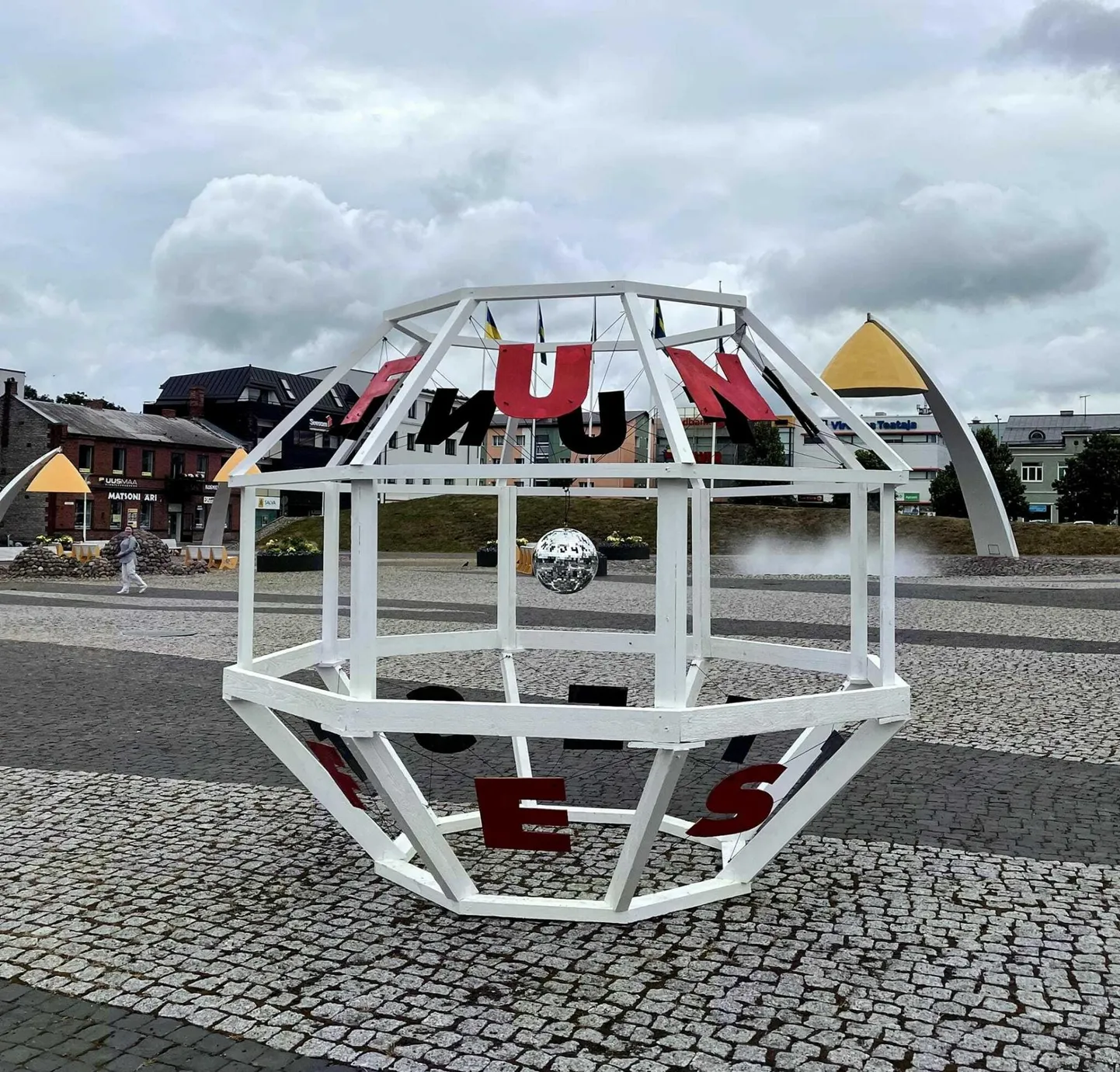 Rakvere Funkfesti installatsioon koos diskokeraga.