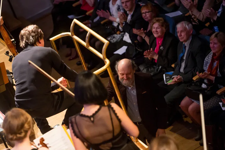 Läänemere Filharmoonikud, dirigent Kristjan Järvi ja helilooja Arvo Pärt, foto Diana Unt.