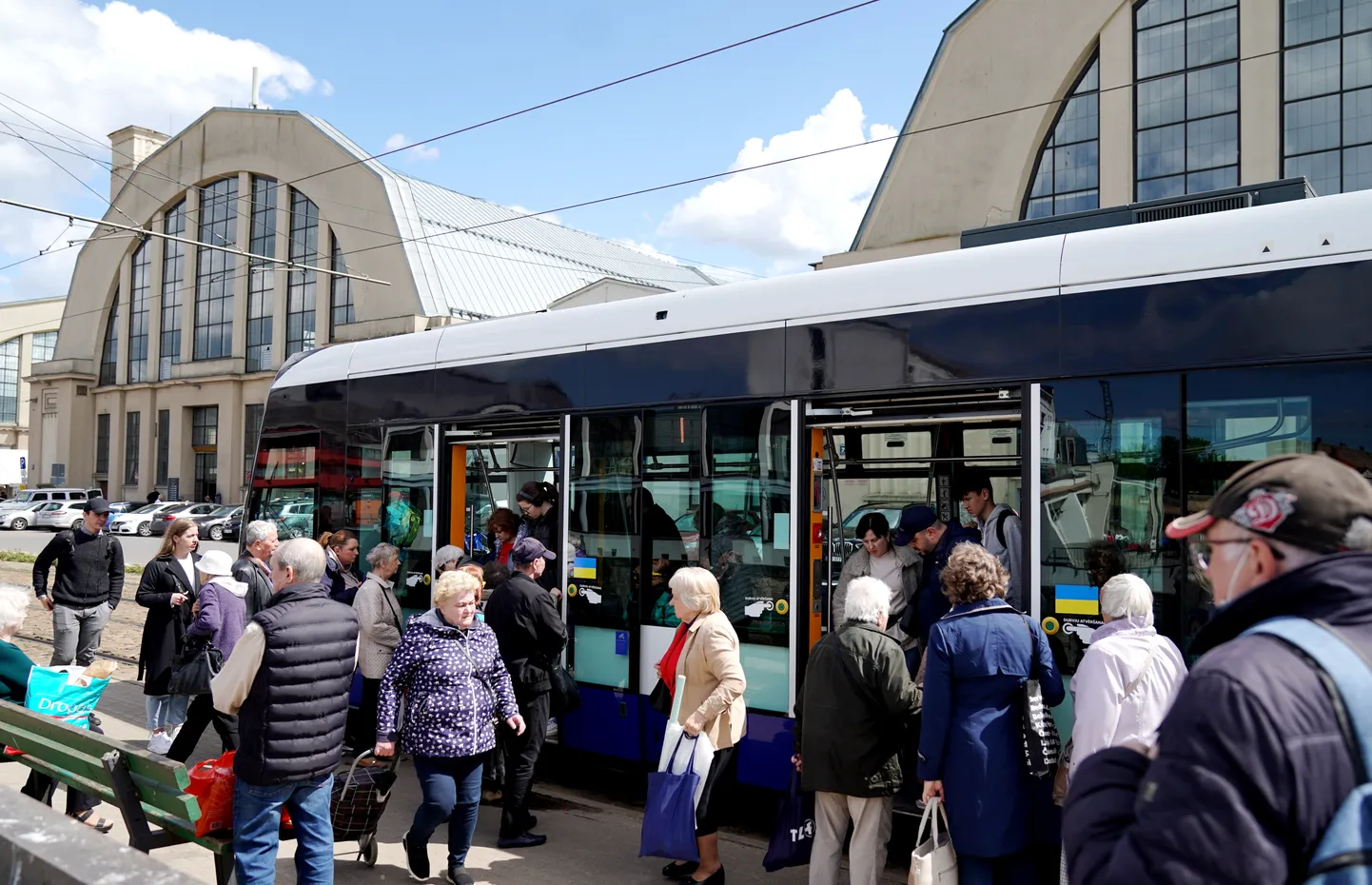 Tramvaja pietura Prāgas ielā pie Rīgas Centrāltirgus.