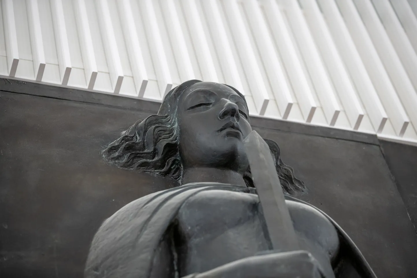 Система правовой помощи все еще хромает, нет хороших решений, чтобы ее спасти. На снимке скульптура здания суда Харьюского уездного суда «Юстиция» работы Айме Куульбуш-Мёльдер.