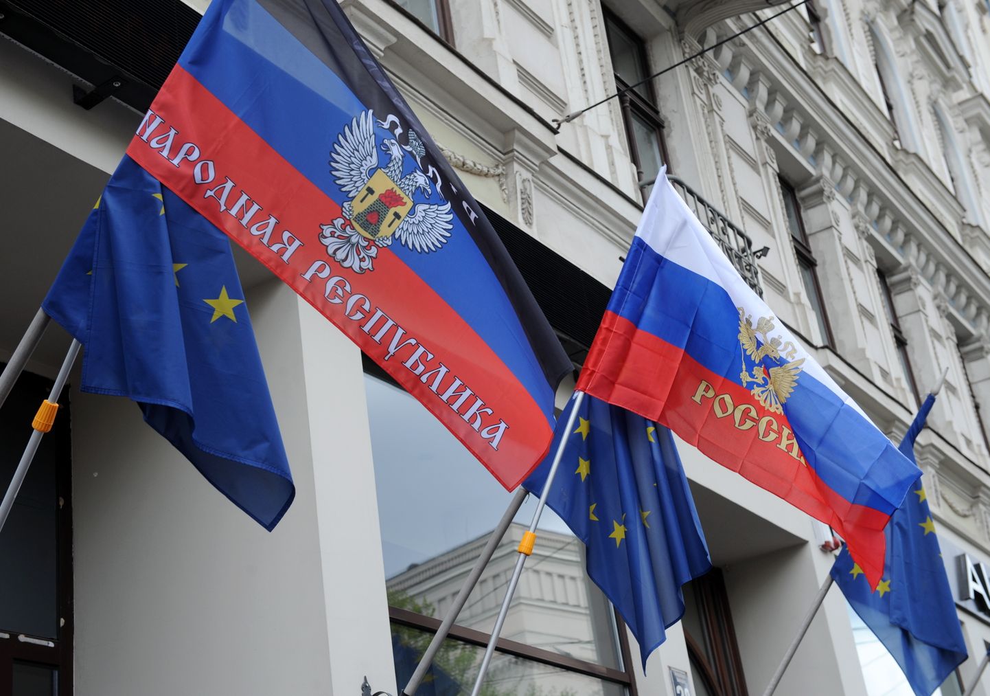 Eiropas Savienības un Krievijas karogi Latvijas Krievu savienības pārstāvju rīkotā mītiņa un gājiena "pret politisko un militāro teroru Ukrainā" laikā pie ES pārstāvniecības ēkas Aspazijas bulvārī