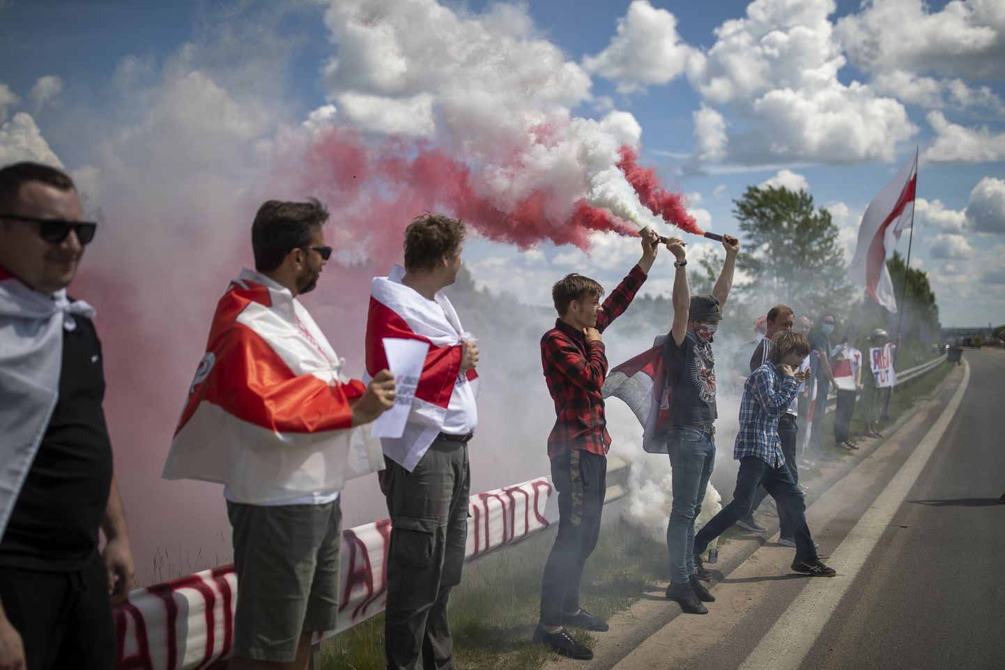 Valgevene poliitiliste vangide toetuseks korraldatud meeleavaldus Valgevene-Leedu piiri lähedal.