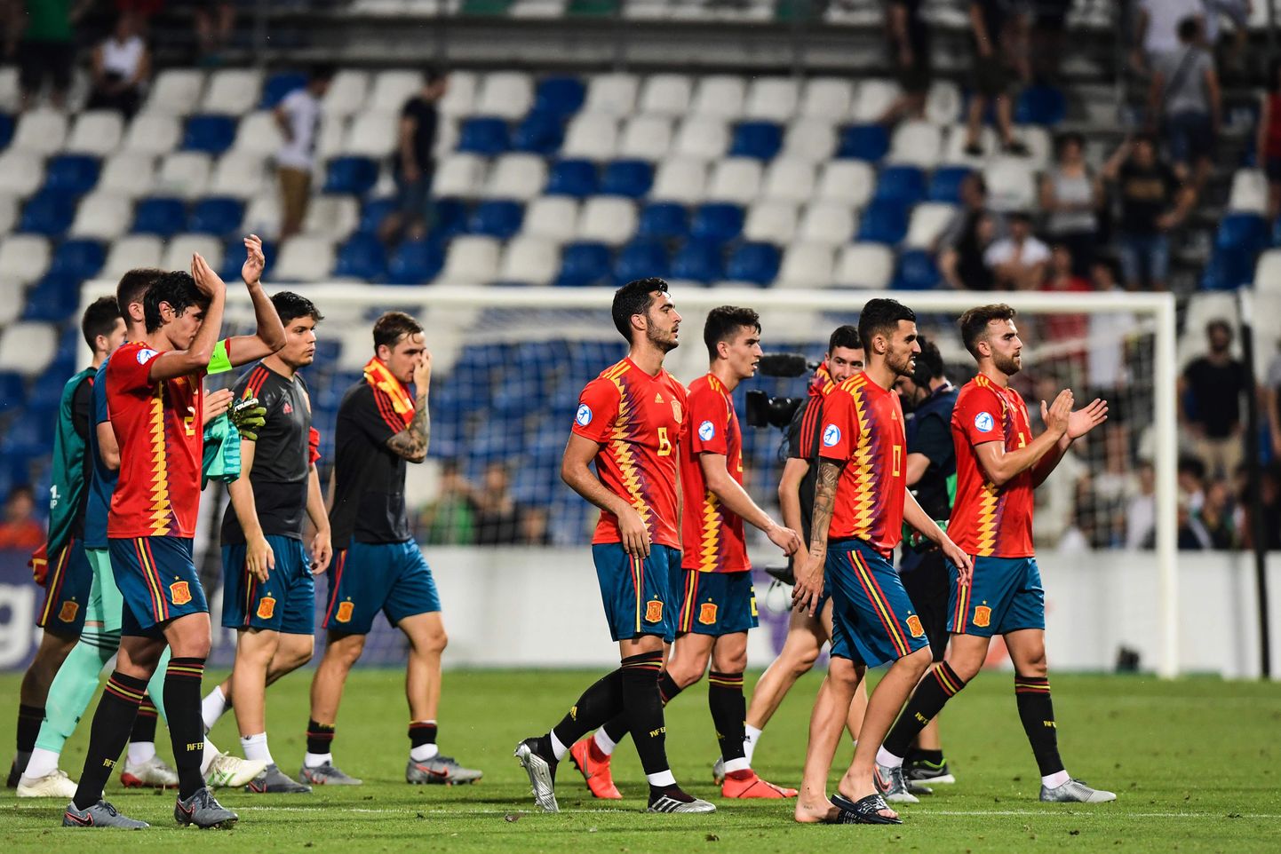 U21 Hispaania koondise mängijad fänne tänamas pärast poolfinaali võitu Prantsusmaa üle.