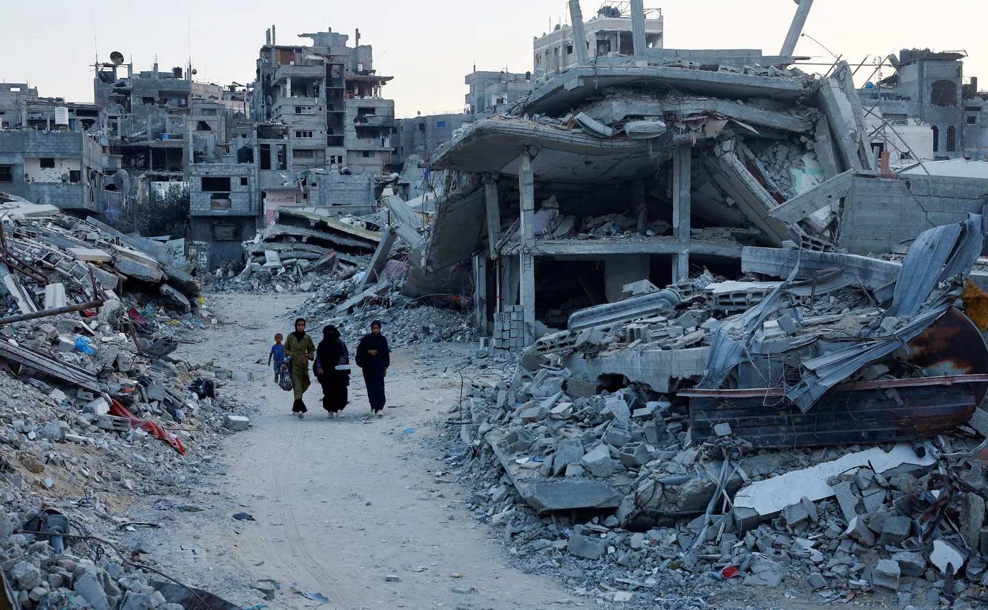 Palestiinlased kõndimas Iisraeli rünnakute käigus hävitatud hoonete rusude keskel Gaza sektori lõunaosas Khan Younises 1. septembril 2024. aastal