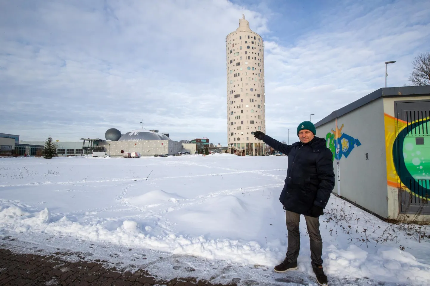 Kaarsilla Kinnisvara müügijuht Allan Tull näitab, kuhu on plaanis uus ärikvartal rajada. Uued hooned jäävad tema sõnul taamal kõrguva Tigutorni kõrval üpris madalateks.