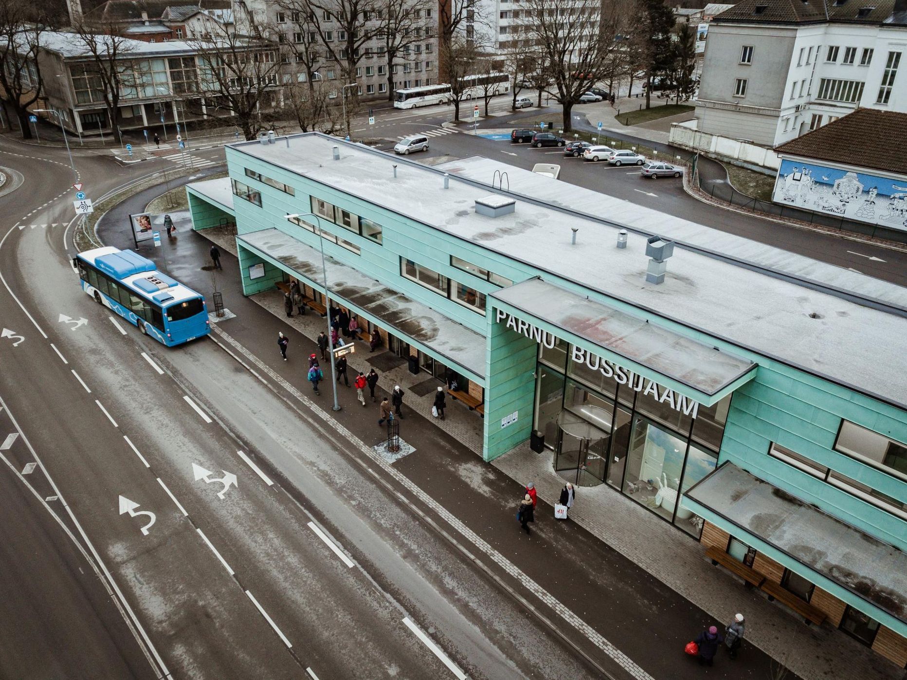Pärnu bussijaamas sisenesid politseinikud Riiast Tallinna suundunud ühissõidukisse ja leidsid riiulist kampsunisse keeratud pappkarbi ja sellest kaks pulbriga täidetud kilekotti.