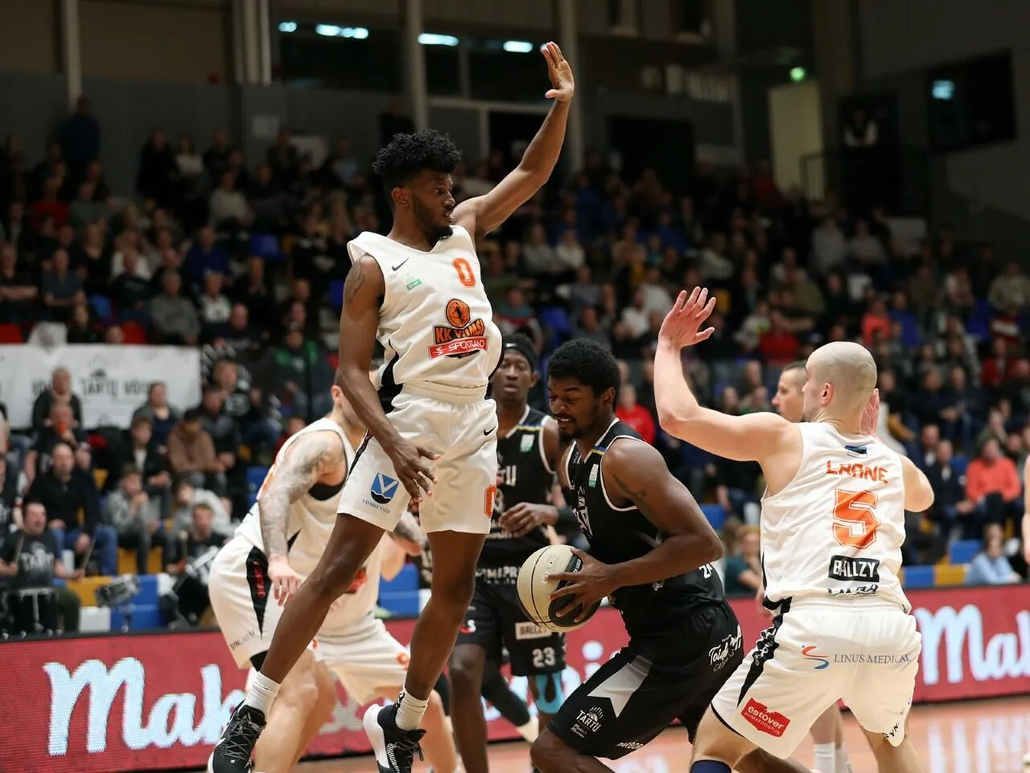 Tartu üheks võtmemängijaks tõusnud Braxton Huggins (palliga) oli ka viimases mängus TalTechi vastu meeskonna resultatiivseim, kogudes vaid 27 minutiga 26 punkti.