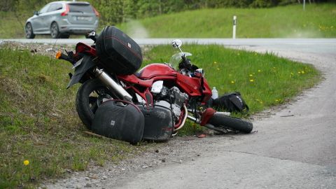 На шоссе Таллинн-Тарту мотоцикл врезался в автомобиль: мотоциклист доставлен в больницу