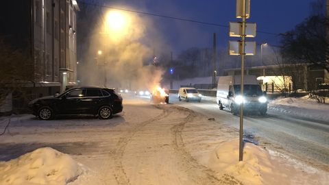 Video: Tallinnas lahvatas leekidesse sõiduauto
