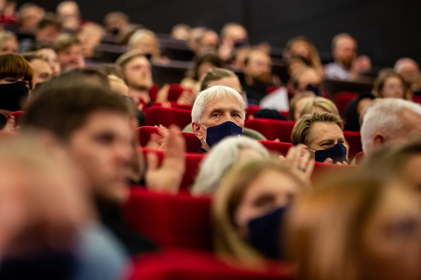 Maskides kinopublik «O2» esilinastusel 6. oktoobril 2020 Apollo Kino Solarises