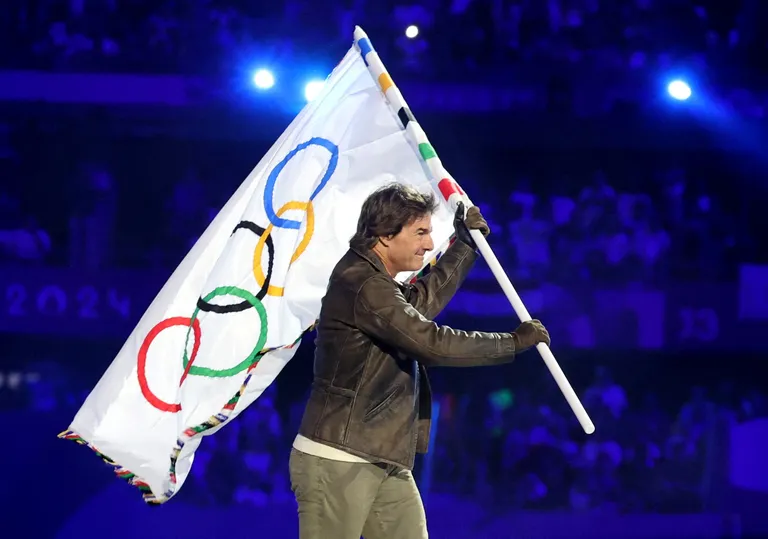 USA näitleja Tom Cruise 11. augustil 2024 Pariisi olümpia lõputseremoonial olümpialipuga. 2028. aasta suveolümpiamängud toimuvad USAs Los Angeleses