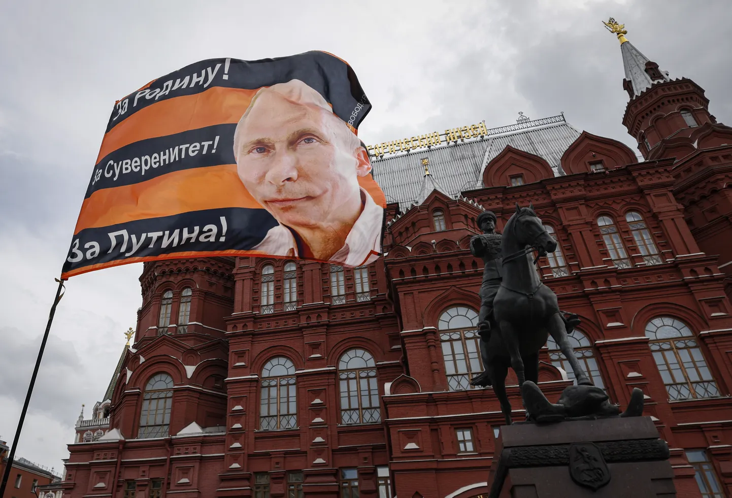 Vladimir Putini pildi ja patriootliku sõnumiga lipp Moskvas