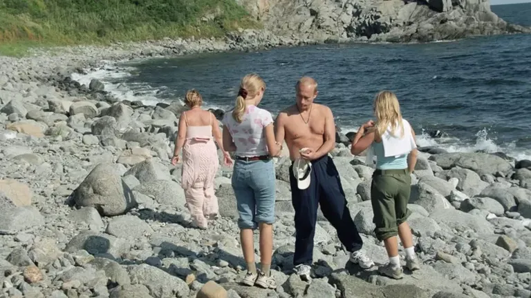 Опубликованная в 2002 году фотография Путина с женой и детьми - лиц его дочерей на ней не видно