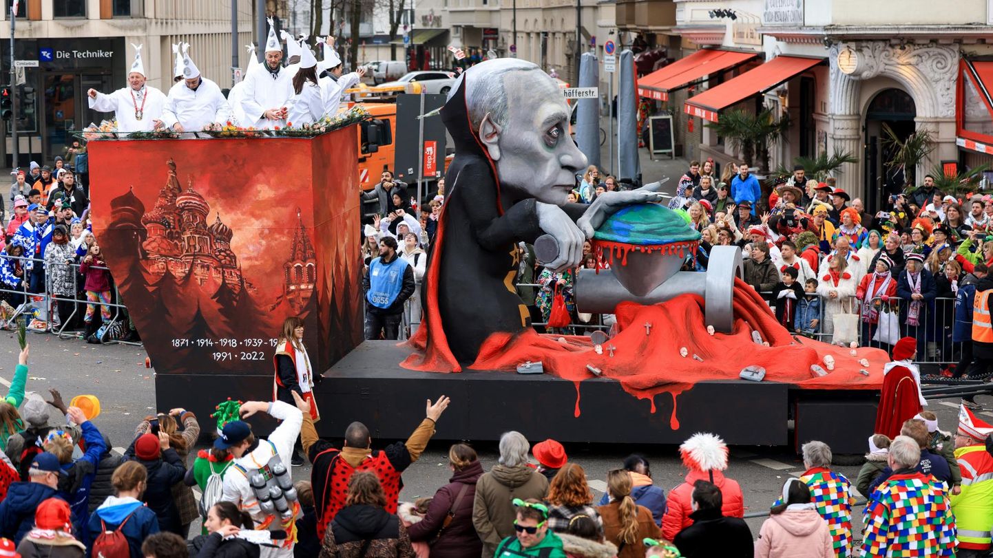 Sakslased on mõistnud, kellega diktaator Putini puhul on tegu: Kölni karnevalil osalenud hiigelsuur vampiir-Putin väntab hakklihamasinas kogu maailma veriseks sulbiks.