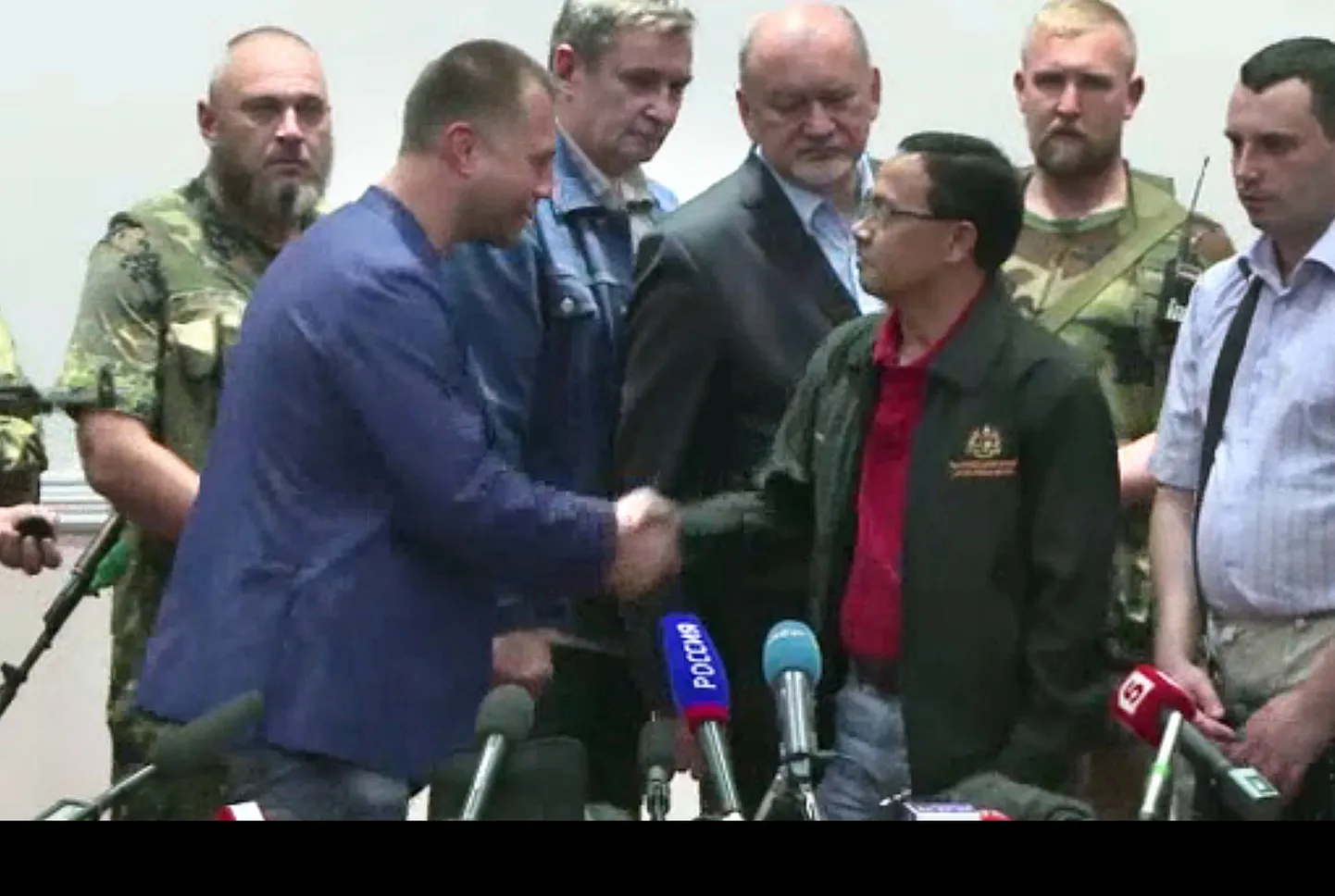 Niinimetatud Donetski rahvavabariigi peaminister Aleksander Borodai kätleb musta kasti üleandmisel Malaisia esindajat.