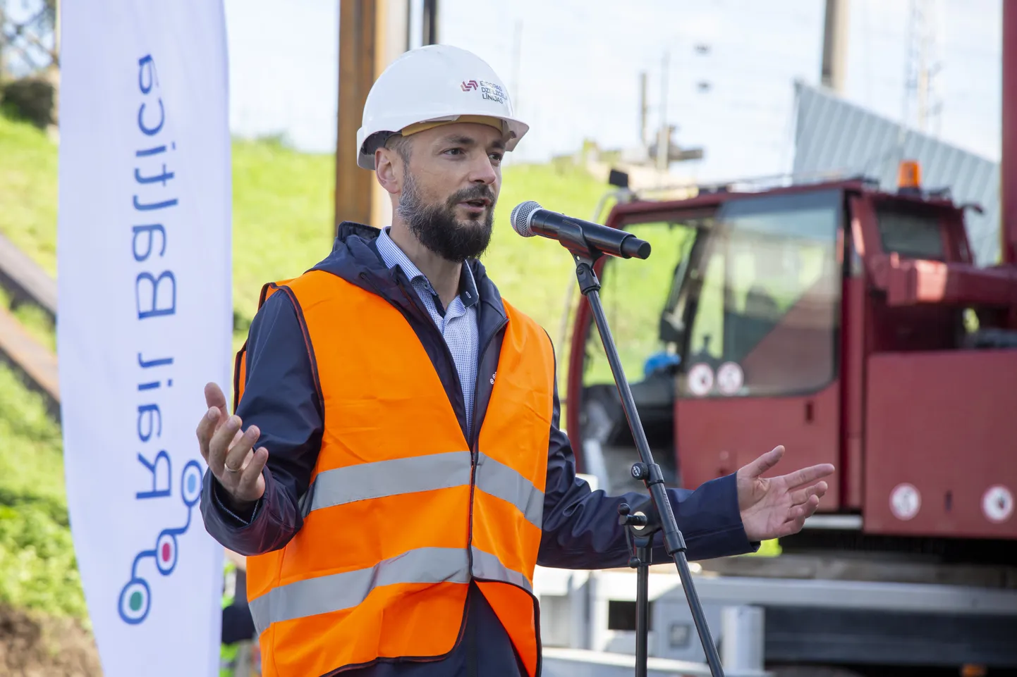 SIA "Eiropas dzelzceļa līnijas" valdes priekšsēdētājs Kaspars Vingris piedalās dzelzceļa projekta "Rail Baltica" pārvada būvniecības Lāčplēša ielā uzsākšanas pasākumā.