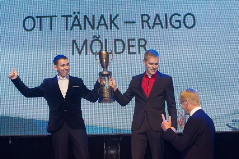 Ari Vatanen tunnustamas Ott Tänakut koos eelmise kaardilugeja Raigo Mõlderiga