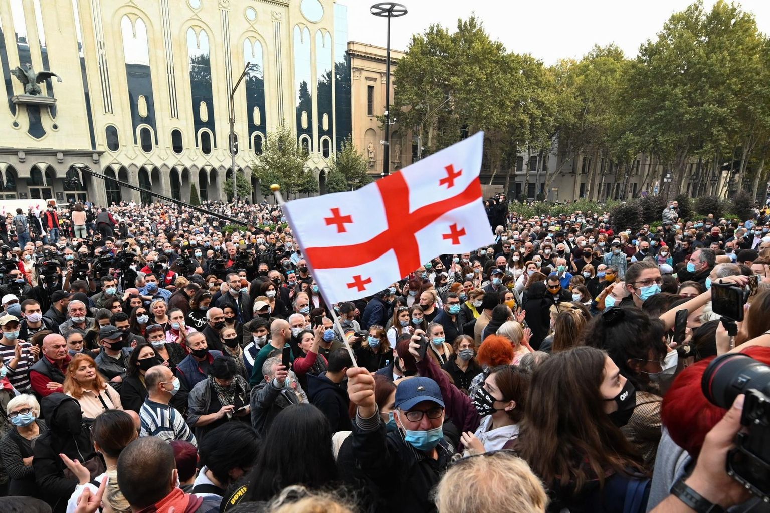 Gruusia opositsiooni toetajad tulid valimistulemuste vastu tänavatele meelt avaldama.