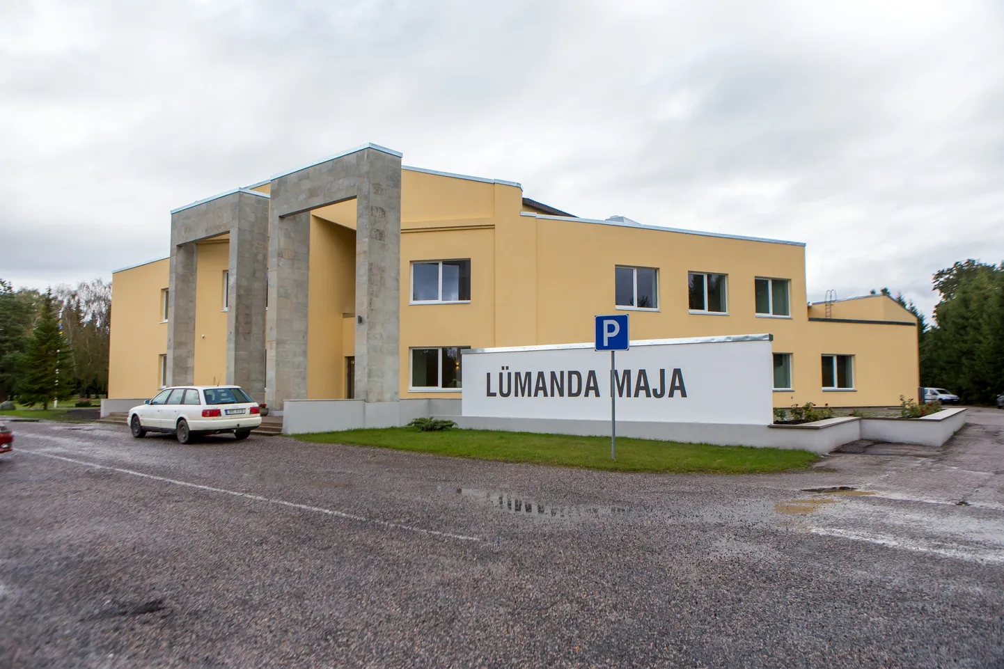 Lümanda teenuskeskus asub Lümanda Majas.