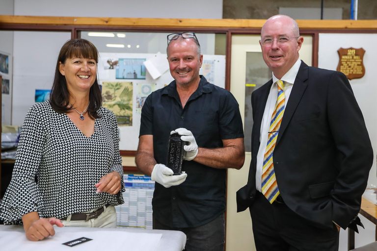 Kym ja Tonya Illman andsid leitud pudeli koos dokumendiga Perthis asuvale meremuuseumile