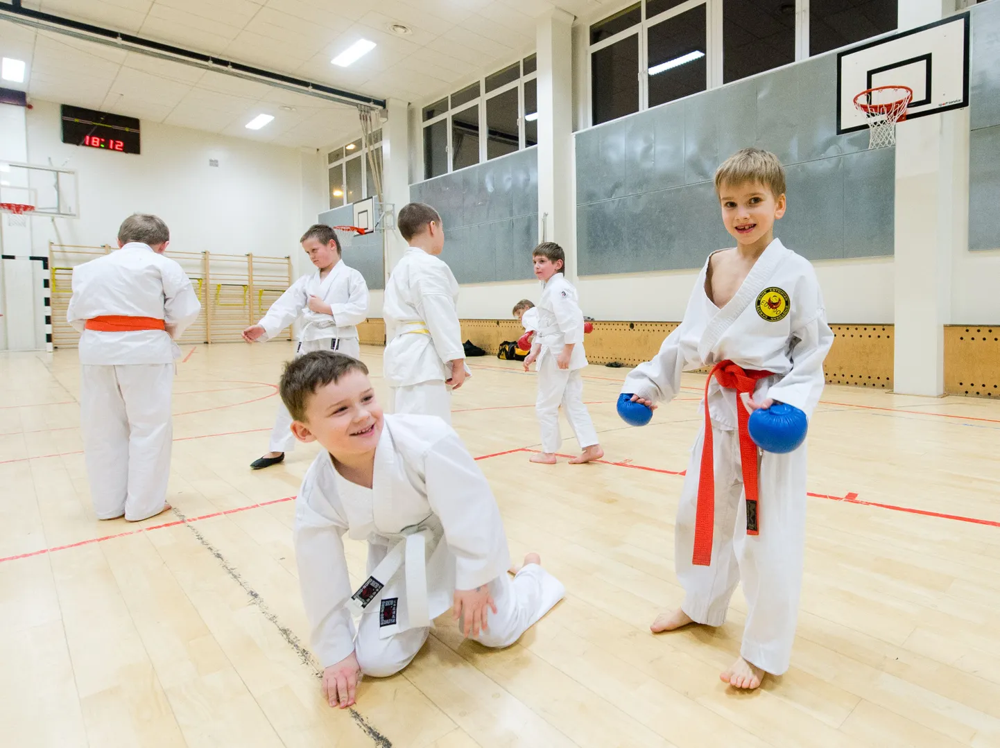 Laste karate treening Mustamäe Humanitaargümnaasiumis.