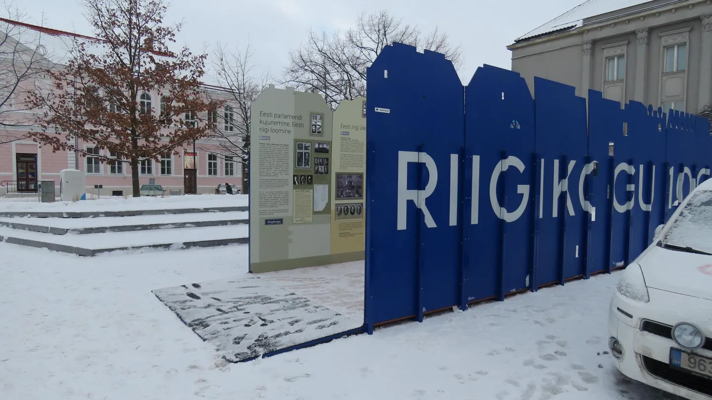 Rändnäitus “Riigikogu 100” annab ülevaate Eesti esinduskogu sajandipikkusest ajaloost ja kajastab Eesti ajutise maanõukogu, Asutava Kogu ja riigikogu koosseisude tegemisi.