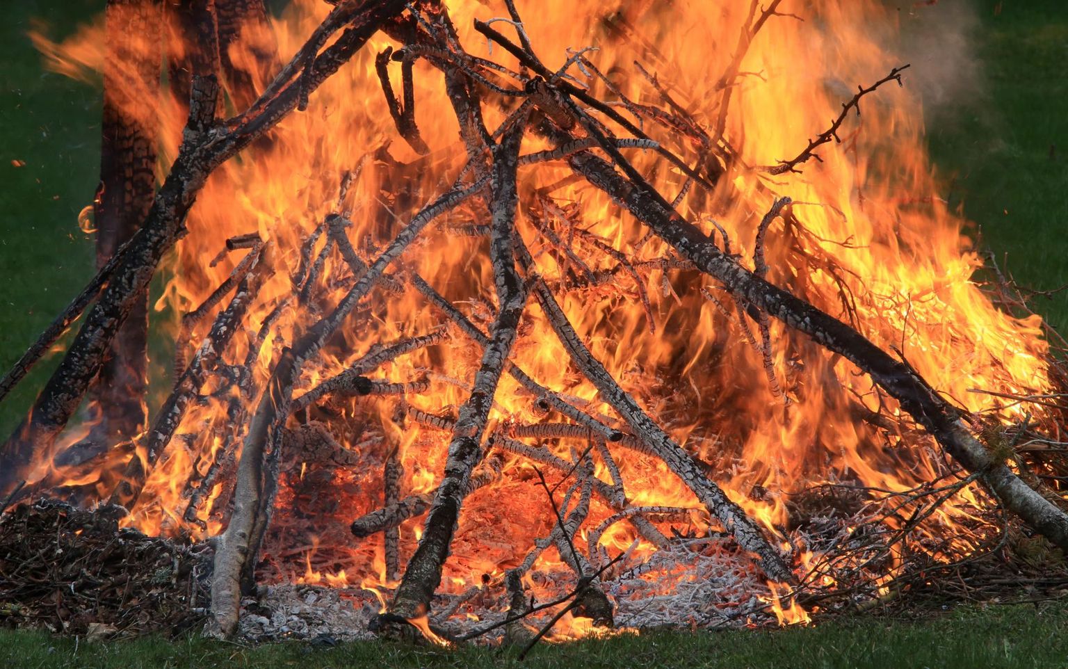 Päästjad kustutasid Tootsis ohtlikult sädemeid pildunud lõkke. Foto on illustreeriv.