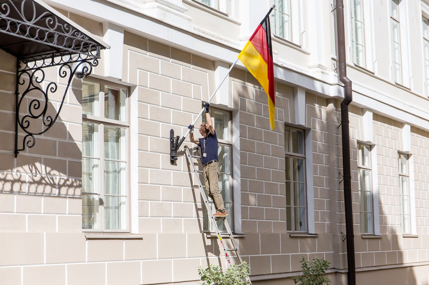 Saksa lipu paigaldamine Eesti valituse hoonele, riigivisiidi ajaks 2014. aastal.