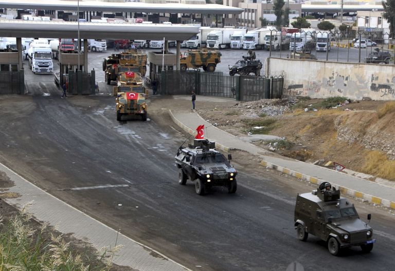 Türgi sõjaväemasinad Ibrahim Al Khalili piiripunktis. Bagdad tagab Türgi, Süüria ja Iraagi territooriumide kokkupuutekohas asuva piiripunkti hõivamisega ligipääsu Türki viivale naftatorule. FOTO: DHA-Depo Photos via AP/Scanpix