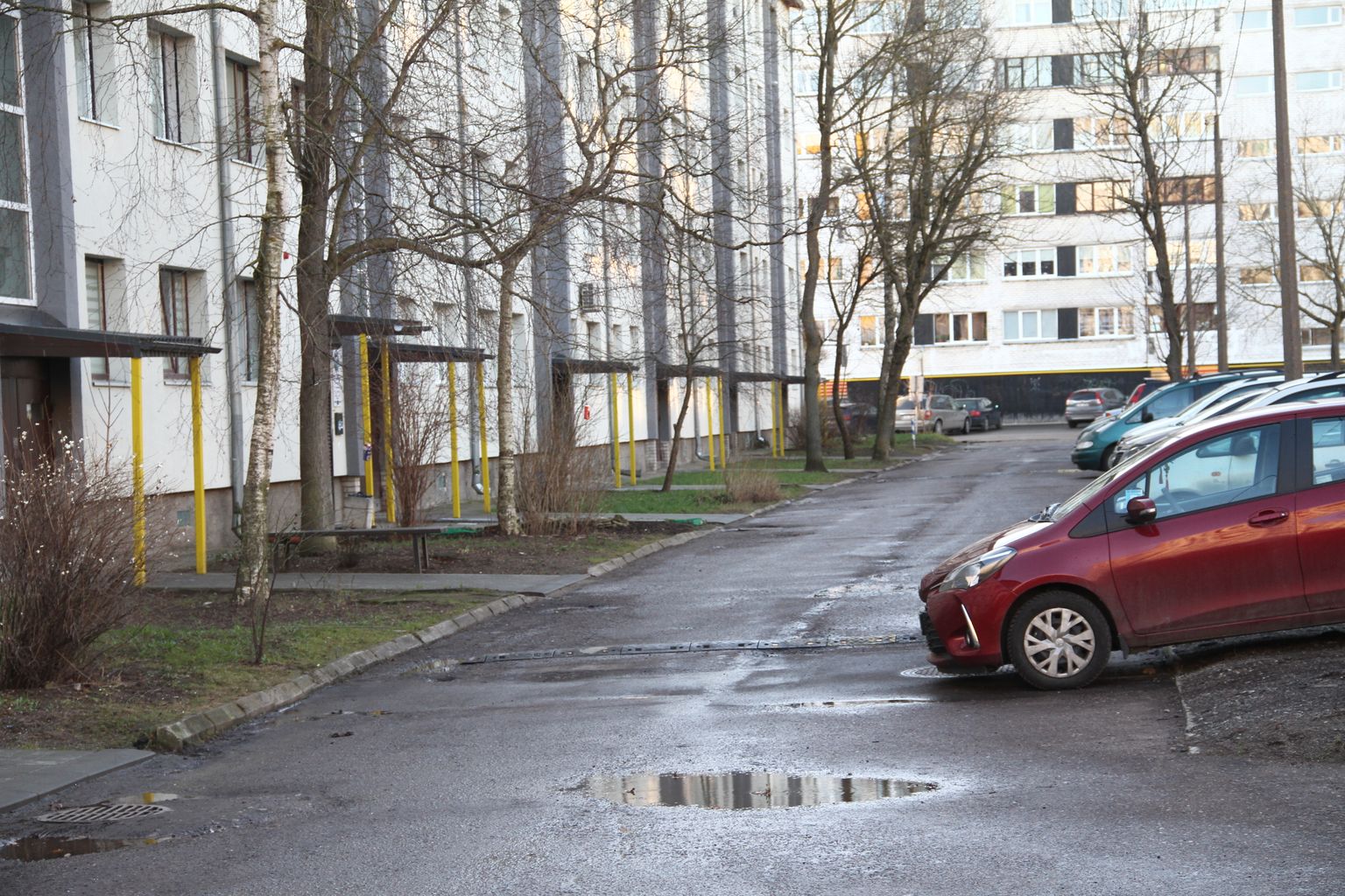 Разместить все машины жильцов дома 48 по Таллиннскому шоссе в Нарве на узкой дороге невозможно, поэтому они паркуются на газоне и хотят построить парковку.