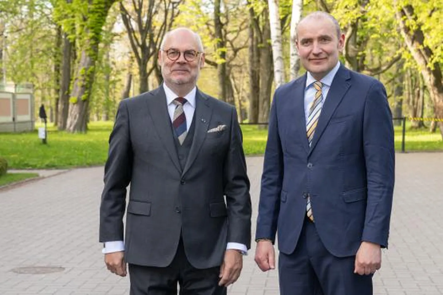 Президенты Эстонии и Исландии Алар Карис (слева) и Гвюдни Торласиус Йоуханнессон.